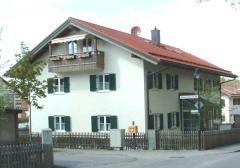 4 Fam-Haus in Bad Heilbrunn - Kunststofffenster mit Fensterläden aus Holz