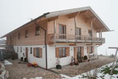 Landhaus, Holzhaus massiv, unten verputzt, oben Fassadenverschalung mit Lärchenfenster, Zimmerei Bscheider