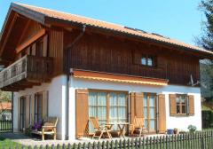 Einfamilienhaus in Oberammergau: Holzfenster mit Fensterläden