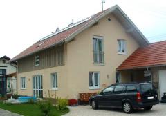 Ein-Familien-Haus in Peißenberg mit weißen Kunststoff-Fenster