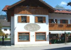 Geschäftshaus in Oberammergau: Holzfenster und Haustür