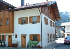 Geschäftshaus in Oberammergau: Holzfenster und Haustür