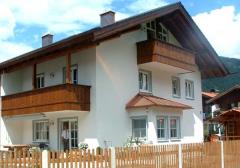 Haushälfte in Garmisch-Partenkirchen mit weißen Kunststoff-Fenster