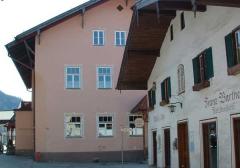 Das kleine Theater in Oberammergau: Holzfenster mit weißer Oberfläche