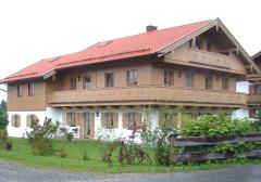 Mehrfamilienhaus in Weyarn: Holzfenster mit Fensterläden