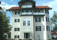 Rathaus in Bad Heilbrunn: Holzfenster mit weißer Oberfläche und Fensterläden