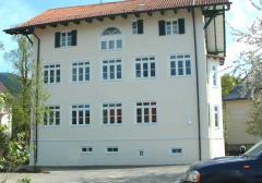 Rathaus in Bad Heilbrunn: Holzfenster mit weißer Oberfläche und Fensterläden