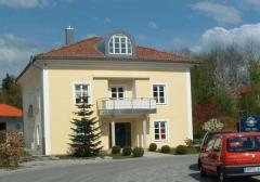 Villa in Bad Heilbrunn: Holzfenster mit weißer Oberfläche inkl. Haustüre